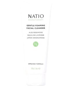 Natio Gentle Foaming Facial Cleanser – Làm sạch dịu nhẹ với tinh chất thiên nhiên: nha đam, squalane, oải hương và gỗ đàn hương